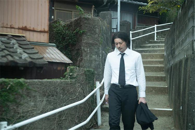 入围上影节！小田切让松隆子《夏日沙上》曝剧照-起点剧情网