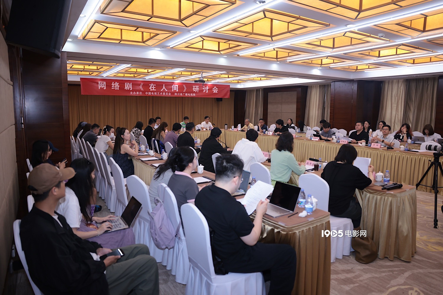 《在人间》研讨会举办 尹昉谈与赵丽颖等演员合作-起点剧情网