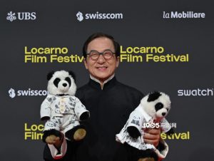 成龙获第78届洛迦诺电影节终身成就奖 亲吻奖杯！-起点剧情网