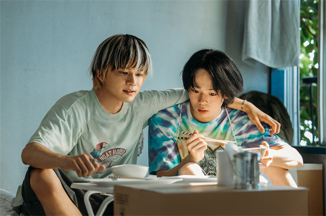 《愚者的身份》曝剧照 绫野刚木南晴夏灯下约会！-起点剧情网