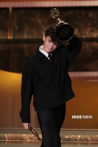 创造历史!15岁欧文·库珀荣获艾美奖最佳男配-起点剧情网